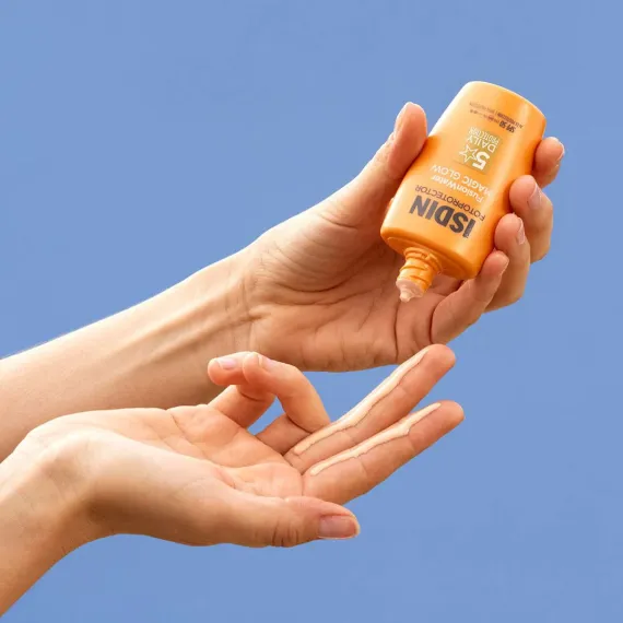 Isdin, Fusion Water Magic Glow krema za obraz ZF50, 50 ml